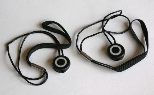 Lens cap keeper self - lens,